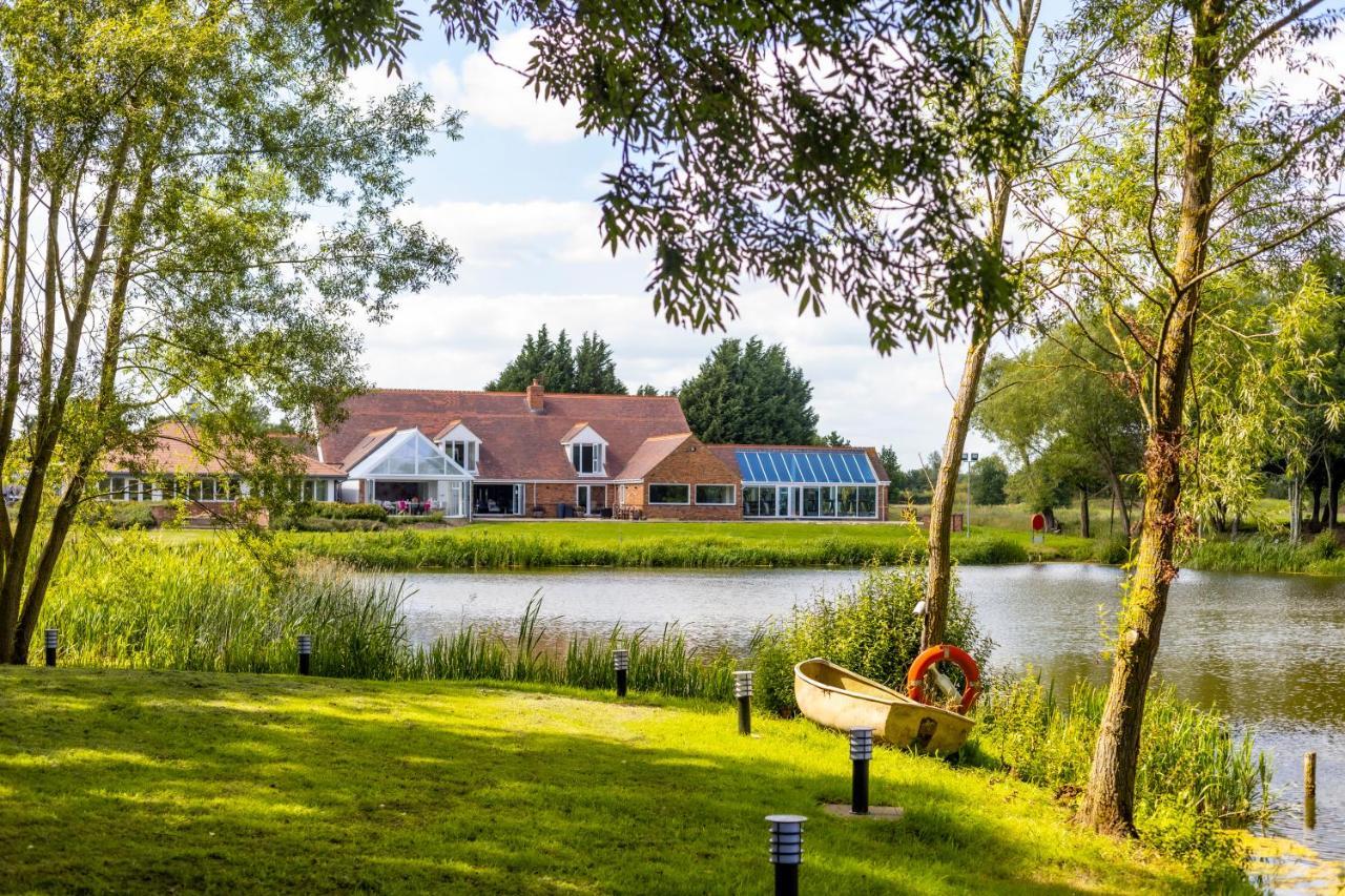 Kingfisher Hotel, Golf And Country Club Milton Keynes Exterior foto