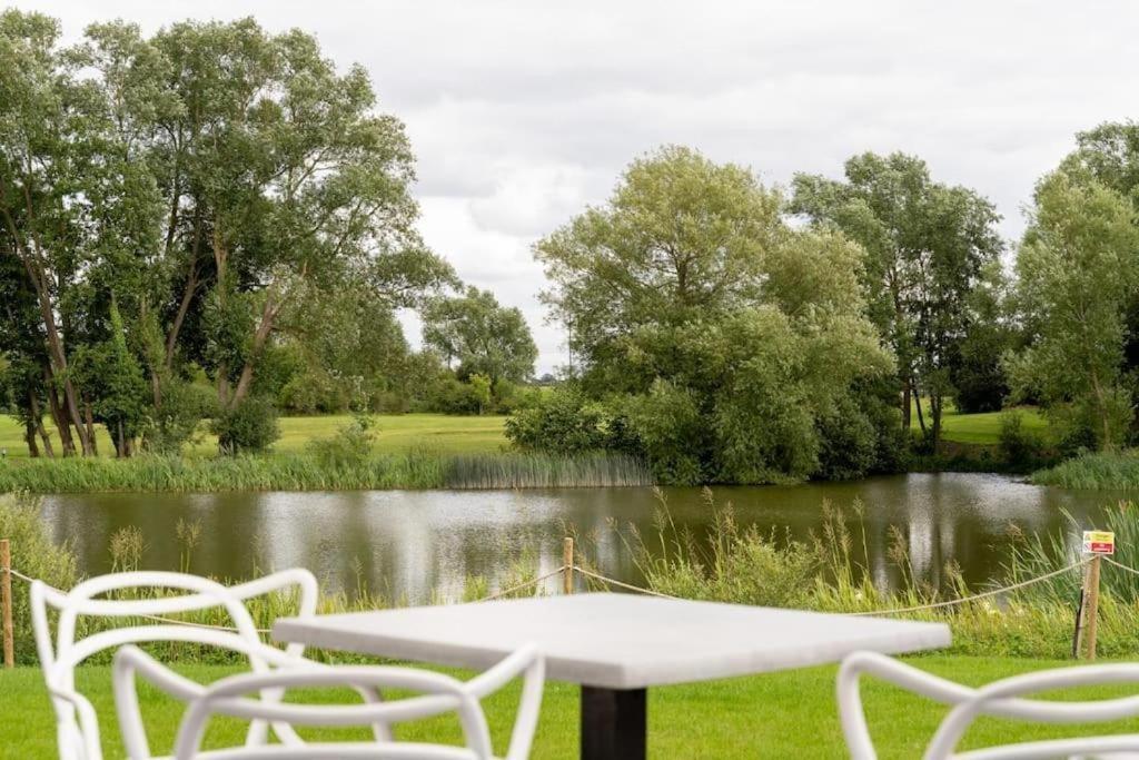 Kingfisher Hotel, Golf And Country Club Milton Keynes Exterior foto